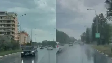 Ploaia le-a stricat distracția petrecăreților din Mamaia. Turiștii au fugit de pe plaje! VIDEO