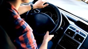 Semnul de pe cutia medicamentelor la care șoferii trebuie să fie atenți! Pot rămâne fără permis timp de 3 luni