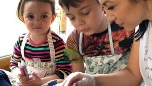Andra, poză de album împreună cu familia de Paște. Toți au zâmbit când au văzut ce avea fiul artistei desenat pe oul încondeiat