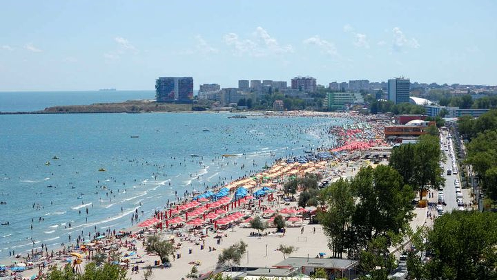 Ce vor păți turiștii care aruncă gunoaie pe plajă. Primarul Constanței dă avertizări