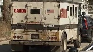 O furgoneta a pierdut pe drum 100.000 de dolari, starnind o adevarata isterie in Ohio