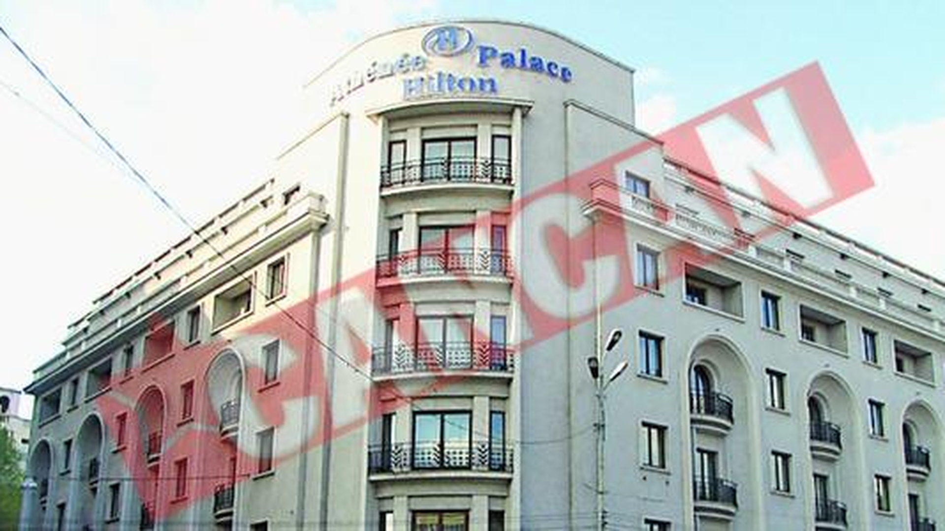 Hilton i-a interzis unui angajat sa calce trei luni prin hotel