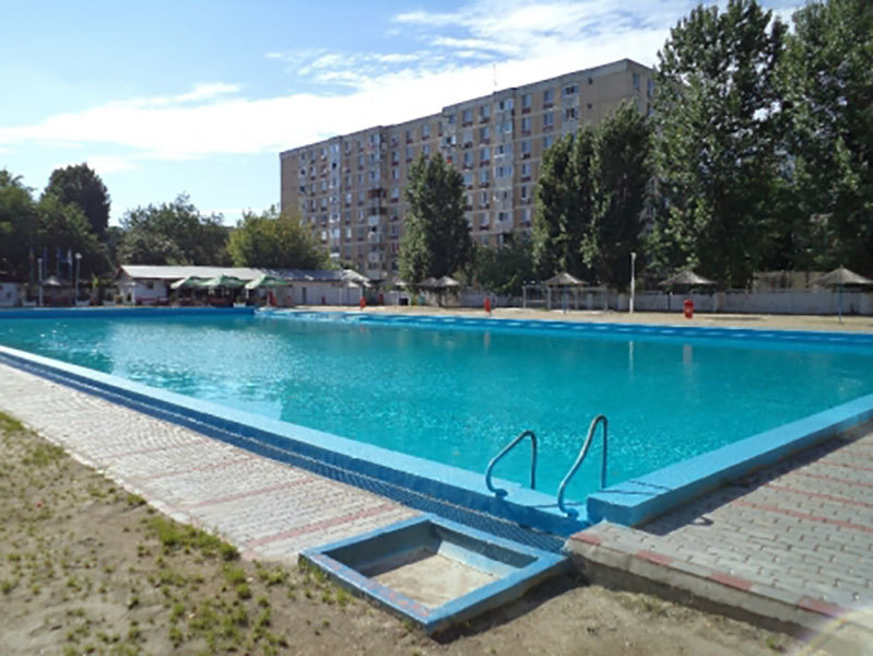 Ştrandul Văcăreşti - un bazin olimpic pentru adulţi, patru bazine mici pentru copii