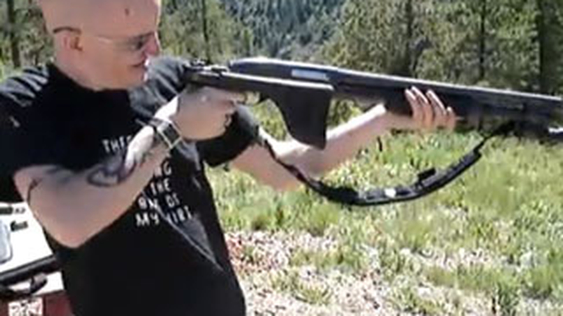 VIDEO Si-a spart dintii, in timp ce tragea cu pusca!