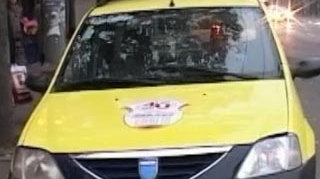 Un tanar fara permis a furat un taxi si a avariat o masina a politiei care il urmarea