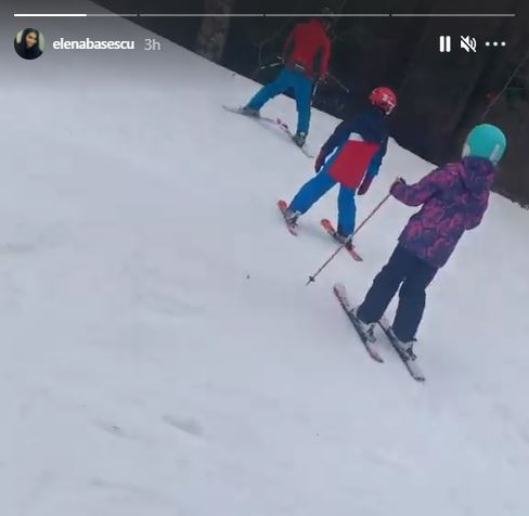 Elena Băsescu, surprinsă pe schiuri alături de cei trei copii! Cum s-a descurcat pe pârtie Anastasia, care are doar 2 ani | FOTO