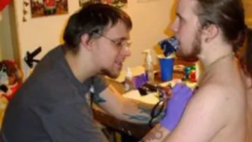 I-a desfigurat pe viaţă! Artistul care şi-a bătut joc de oameni! Vezi ce tatuaje îngrozitoare le-a putut face! O să-ţi faci cruce