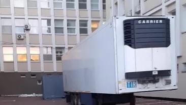 Halucinant! A fost improvizată o morgă într-o remorcă frigorifică, pentru victimele coronavirusului, în curtea Spitalului Județean Suceava