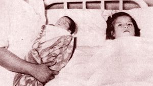 Fetița din imagine a devenit mămică la doar 5 ani. Oare cine este tatăl copilului?