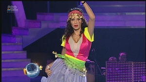 Nicoleta Luciu, o ţigancă adevărată! Uite cum şi-a ridicat poalele-n cap, mai ceva ca-n şatră!
