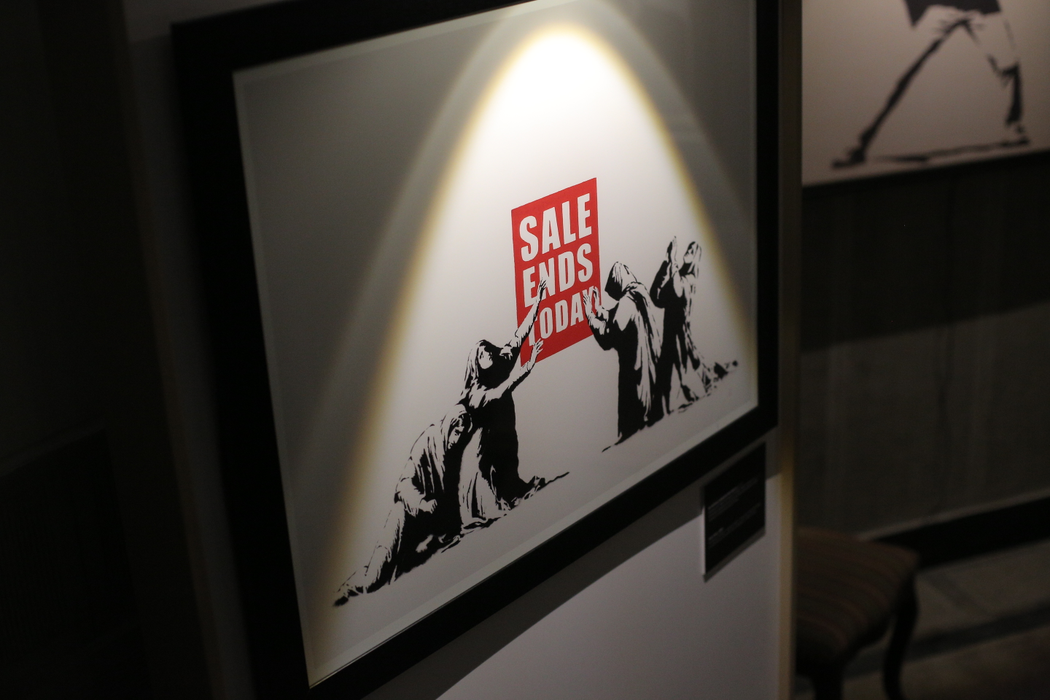 „The Art of Banksy”. Banksy, celebrul ”artist graffiti”, expoziție de senzație în Arcul de Triumf