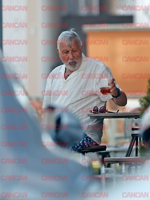 Ilie Năstase a ieșit singur pe terasă, la un pahar cu tărie. Foto: CANCAN.RO