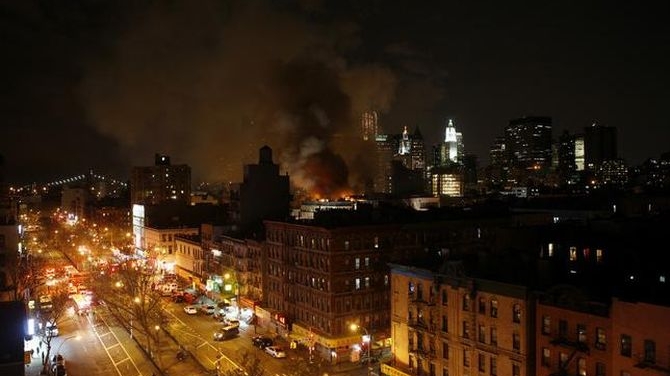 Cel putin 11 persoane au fost ranite intr-un incendiu declansat la New York