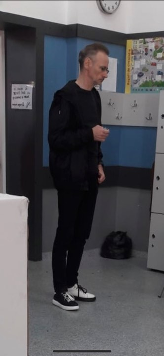 Toată lumea a râs când l-a văzut pe Mihai Albu! Cum a apărut azi, în secția de votare, fostul soț al Iuliei Albu