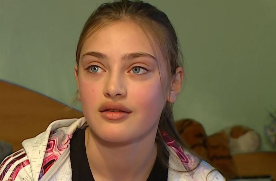 Adina Asăvoaiei a devenit mămică pentru prima oară! ”Păpușa de la Glina” ar fi născut în mare secret la doar 17 ani