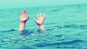 O fetiță de trei ani, din județul Argeș, a murit după ce s-a înecat în piscina din curte