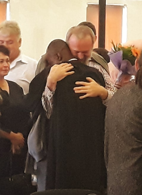 Părintele Irineu îl îmbrățișează pe Moise, la ceremonie