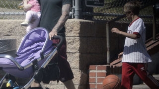 David Beckham, bona pentru fetita Harper si fiul Romeo!