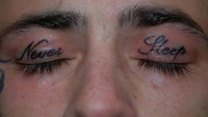 Noua moda a americanilor: tatuarea pe pleoape! Ochii care nu dorm niciodata!