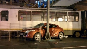 FOTO Vezi care sunt cele mai spectaculoase accidente rutiere din Romania! Cum a reusit un sofer sa parcheze pe pervaz!