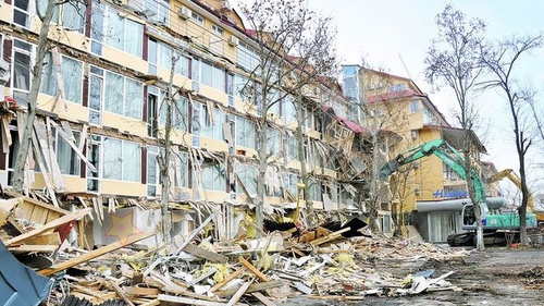 Hotelul Histria din Mamaia, care apartine controversatului om de afaceri George Bosinceanu, demolat cu buldozerele. "Cuibul de viespi", pus la pamant!