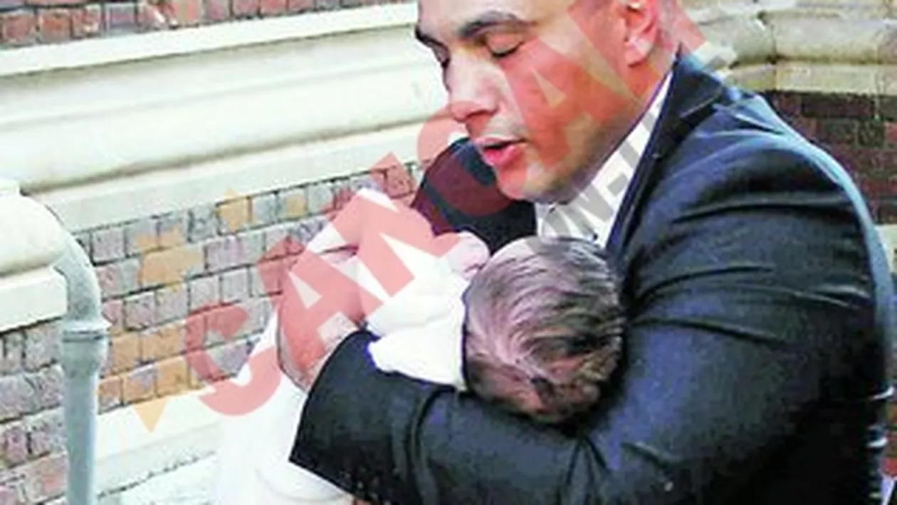 Levin sta cuminte in bratele tatalui