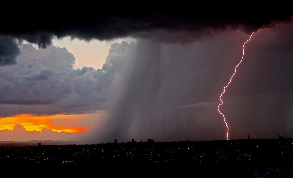 Meteorologii au emis cod portocaliu de fenomene extreme! Care sunt zonele lovite de furtuni puternice