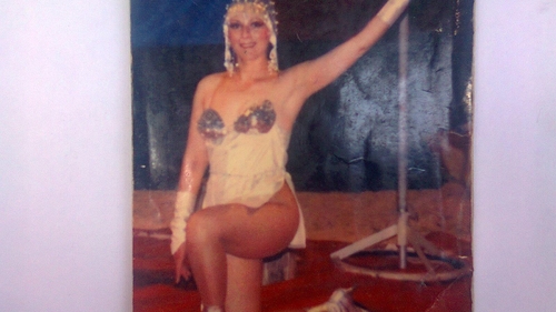 Asa mama, asa fiica! Uite de unde a mostenit Larisa, sexy-dansatoarea la bara de la “Romanii au talent”, talentul si frumusetea!