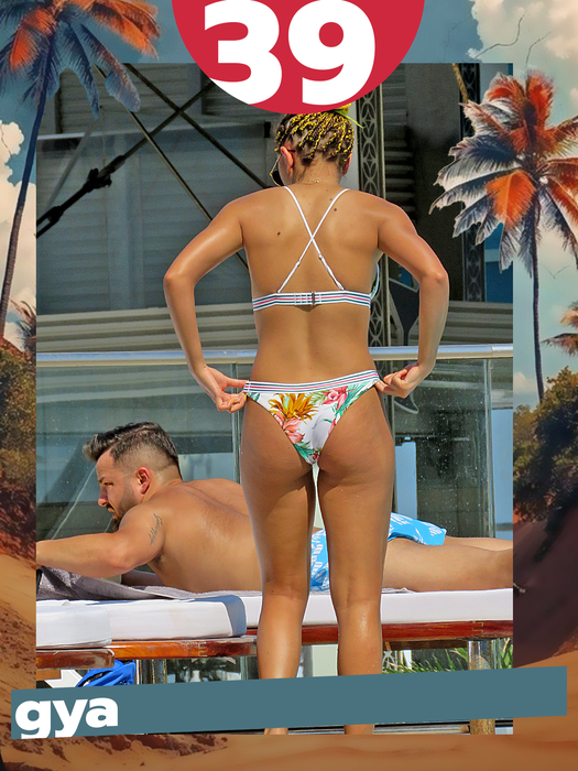 Au crezut că nu le vede nimeni dar… 50 de vedete sexy cu mâna în chiloţei