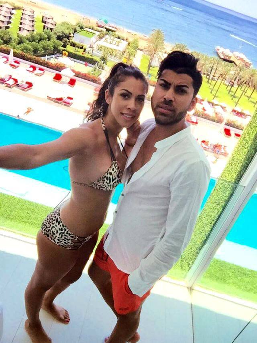 Raluca Pastramă s-a pozat la plajă alături de fratele ei. Cât de sexy e soţia lui Pepe în costum de baie!