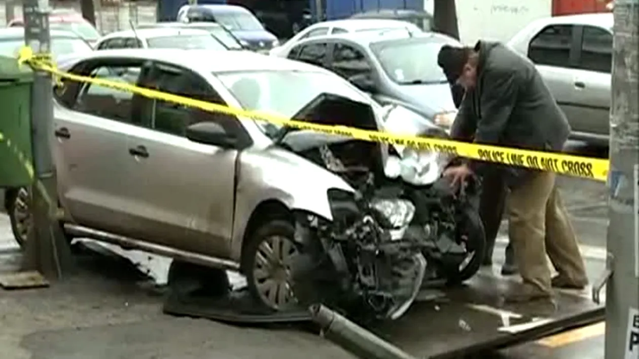Grav accident de circulaţie în Bucureşti! Trei răniţi din cauza neacordării de prioritate