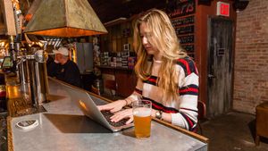 O angajată care lucra de acasă a fost obligată să înapoieze salariul, după ce a fost prinsă că "fenta". Ce făcea pe computer, de fapt, și cum și-a dat seama șeful ei