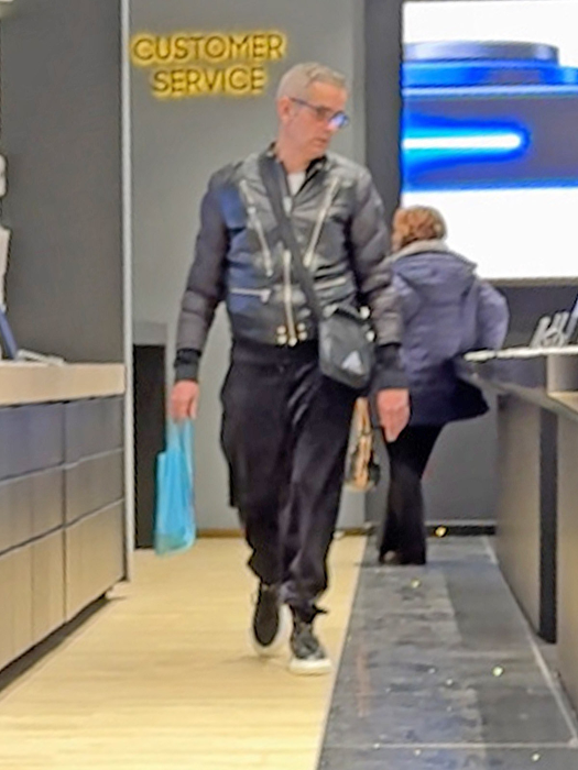 Fostul pilot de raliuri a aruncat o privire la câteva modele de telefoane