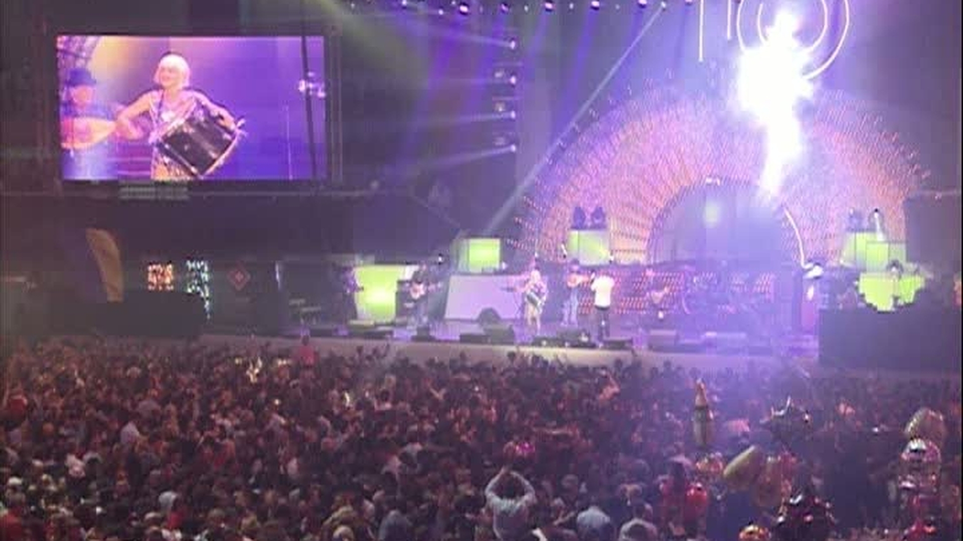 Au muncit de Revelion, dar nu degeaba! Uite câte mii de euro au făcut artiştii români pentru concertele din noaptea dintre ani!