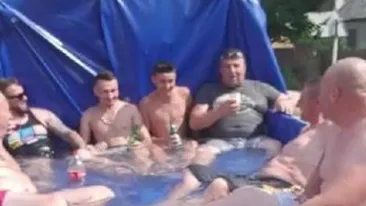 Ce au păţit mai mulţi tineri din Bogaţi, judeţul Argeş, după ce s-au plimbat în bena unei maşini, plină cu apă? Imaginile au devenit virale