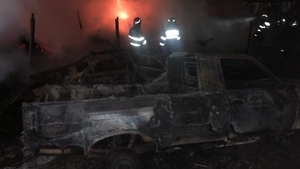 Incendiu puternic într-o comună din Argeș. Focul a făcut ravagii la un depozit de furaje și utilaje