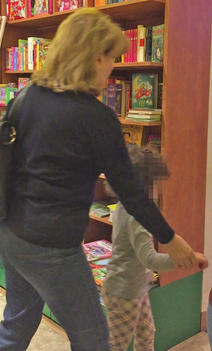 Maria Băsescu se grăbeşte să iasă cu Sofia din librărie