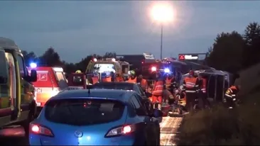 Microbuz răsturnat pe autostradă, printre răniţi se numără şi copii