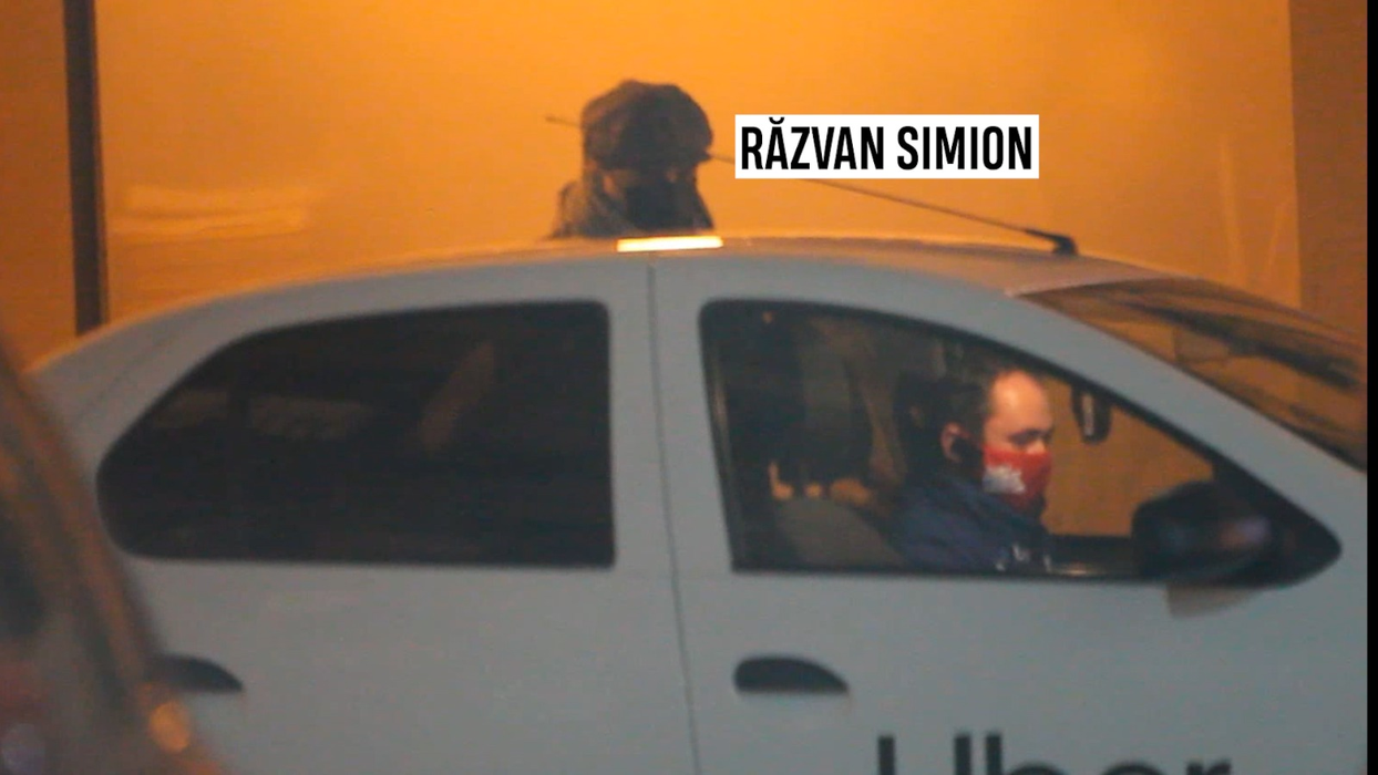 Răzvan Simion, înainte de a se urca în Uber, la plecare