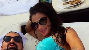Roxana Vancea nu se mai ascunde! Vezi cu cine se saruta frumoasa bruneta!