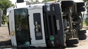 Pericol de explozie! Un TIR cu 24 de tone de azotat de amoniu s-a răsturnat în Timiş
