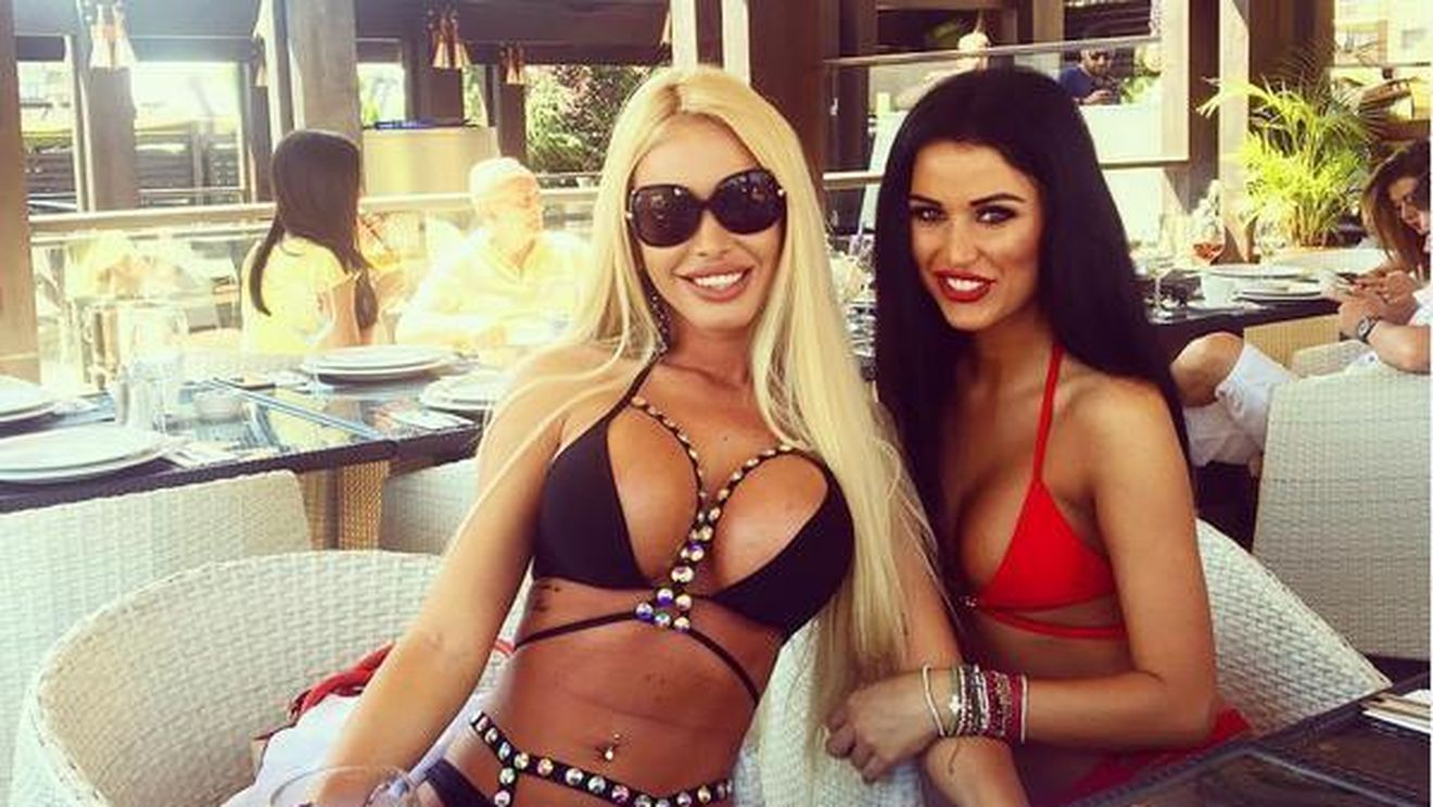 Au ieşit la restaurant... dezbrăcate! Cum au apărut azi bombele sexy LOREDANA CHIVU şi DANIELA CRUDU!