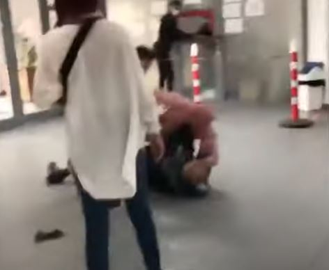 Bătaie la Starea Civilă, în Vaslui. Bărbații și-au împărțit pumni și picioare, în timp ce femeile s-au păruit. Ce a pățit un polițist venit să calmeze spiritele / VIDEO
