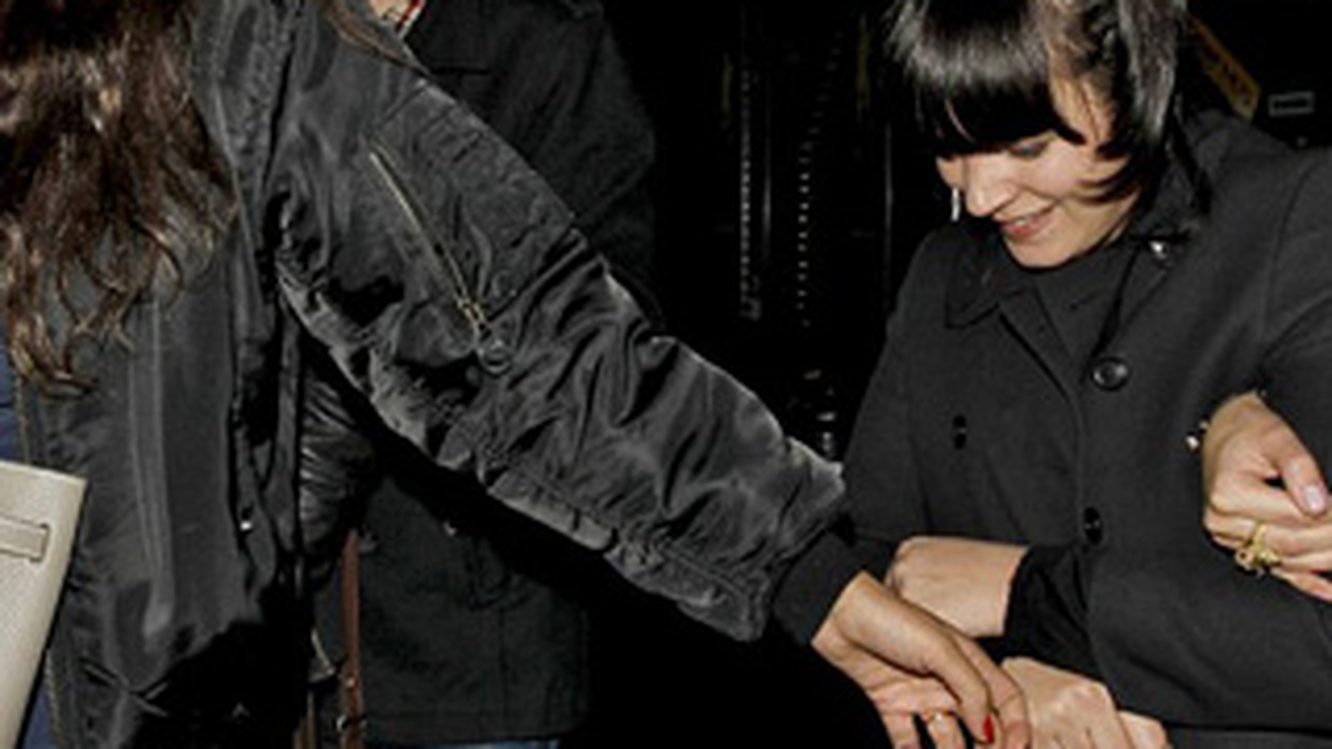 Si-a turnat si-n cap! Lily Allen si-a lasat copilul si sotul acasa si s-a imbatat de ziua ei!