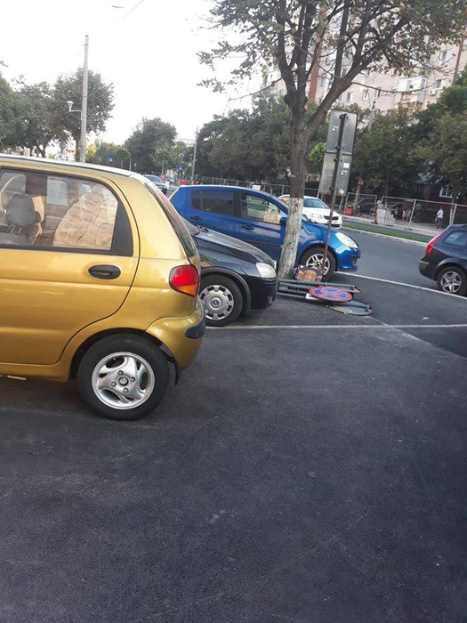 Este cel mai bizar trotuar din București! Locuitorii Sectorului 4 sunt revoltați: ”Bârna de echilibru pentru mămici cu copii”