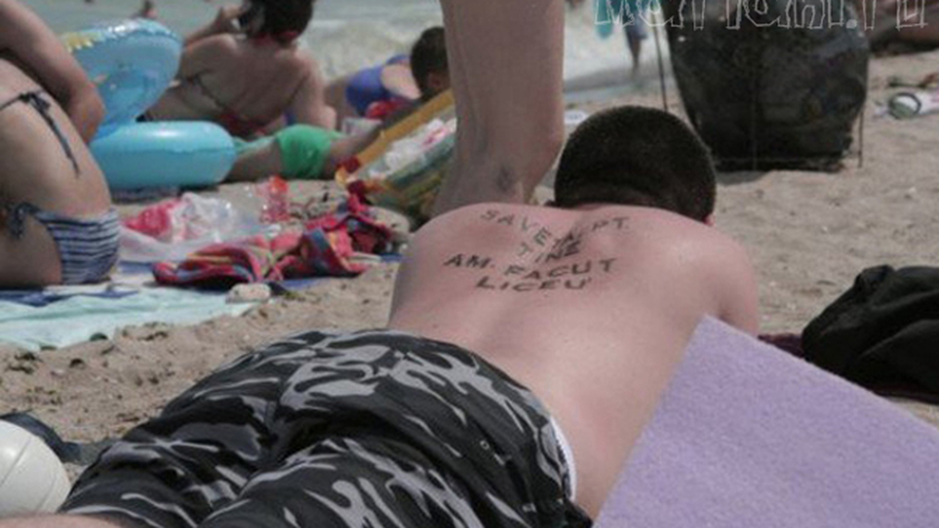 Cel mai tare "tatuaj" de pe plaja! Vezi mesajul demential cu care cocalarul asta a facut pe toata lumea sa lesine de ras la mare