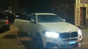 Scene tragi-comice în București! Ce a făcut șoferul BMW-ului din imagine după ce s-a îmbătat în Centrul Vechi azi-noapte și s-a urcat la volan mangă