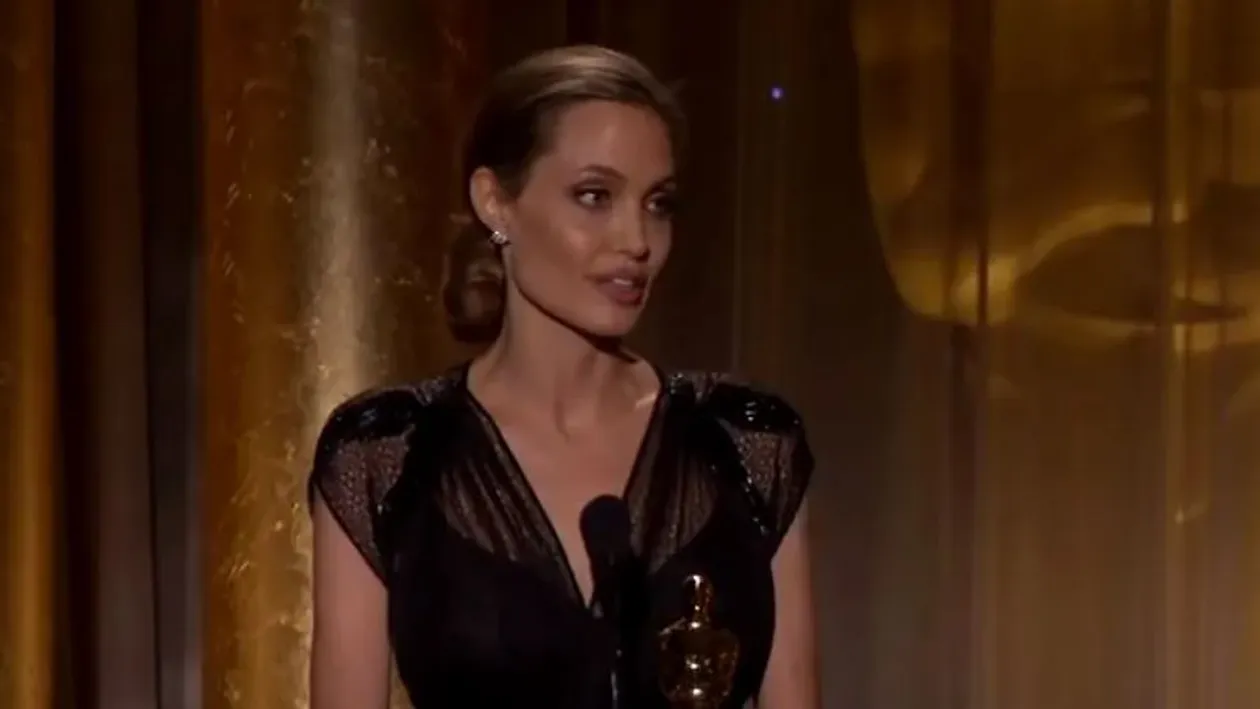 Ți se frânge sufletul! Mesajul postat de Angelina Jolie, la 15 ani de la moartea mamei sale. Ce le-a transmis femeilor din întreaga lume
