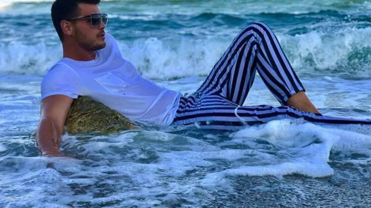 Cum a descoperit Răzvan Botezatu că este gay: “Mă pupa pe tot corpul și mă penetra“