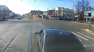 BMW-ul unui șofer din București a fost împins de tramvai. Care a fost motivul și ce s-a întâmplat după ce șoferul a coborât din mașină: ”Bă, ești nebun!”